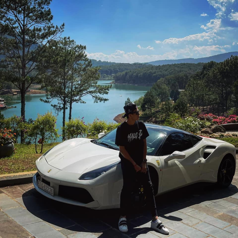 Theo video do chính Bùi Tiến Dũng đăng tải, để vận hành thương hiệu thời trang này, anh đã bỏ ra không dưới 10 tỉ đồng để làm marketing, nhập nguyên vật liệu, mở xưởng sản xuất cho đến đầu tư cửa hàng theo mô hình chuỗi…