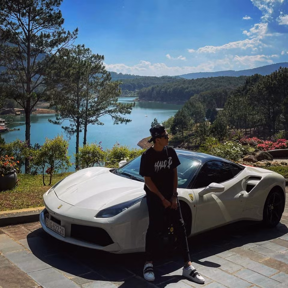 Theo video do chính Bùi Tiến Dũng đăng tải, để vận hành thương hiệu thời trang này, anh đã bỏ ra không dưới 10 tỉ đồng để làm marketing, nhập nguyên vật liệu, mở xưởng sản xuất cho đến đầu tư cửa hàng theo mô hình chuỗi…