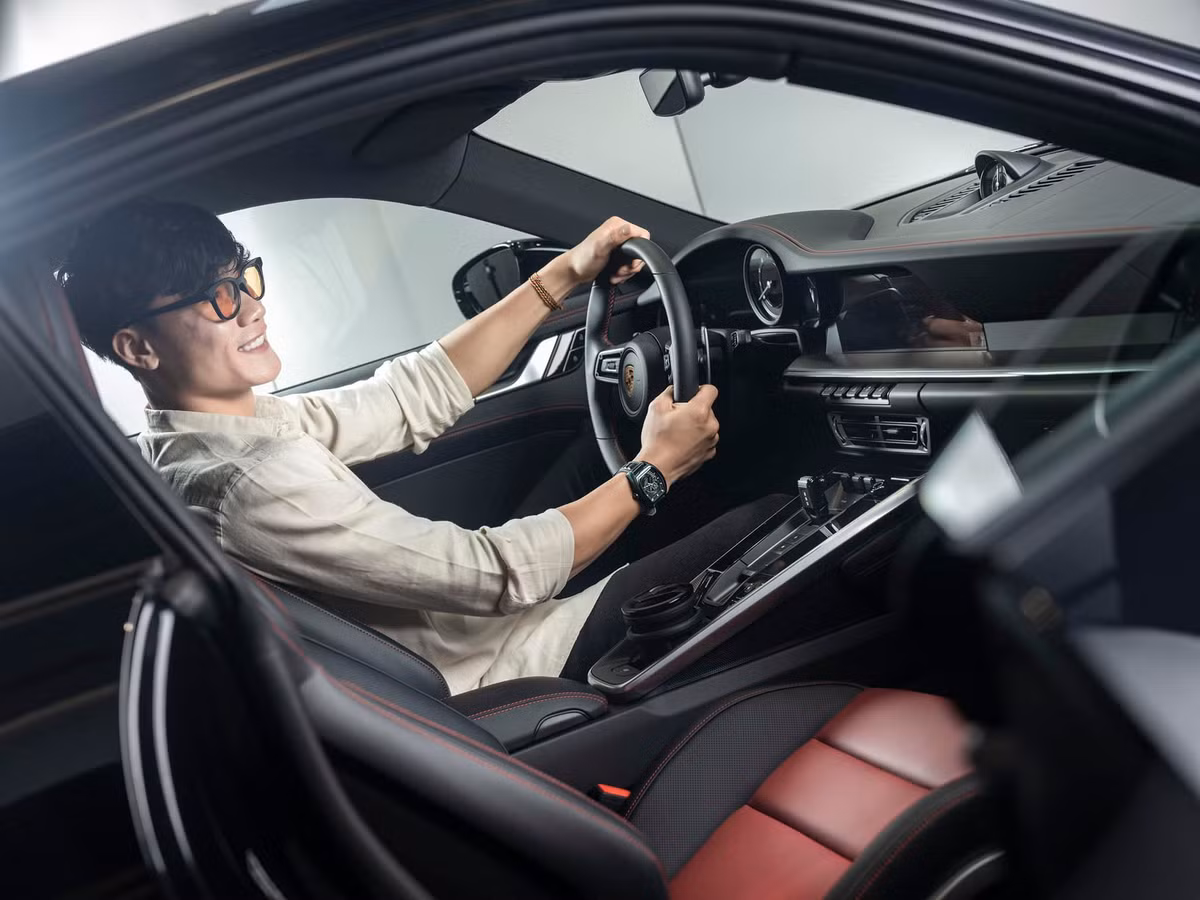 Thay vào đó, chàng thủ môn trẻ từng bắt cho đội tuyển Việt Nam lại xuất hiện trong vai trò người mẫu ảnh hay ông chủ của một thương hiệu thời trang.