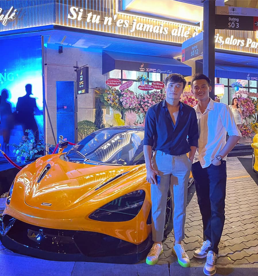 Bùi Tiến Dũng thỉnh thoảng lại đăng bài PR cho một sản phẩm hay thương hiệu nào đó. Và dĩ nhiên, nguồn thu nhập từ công việc quảng cáo này là không hề nhỏ.