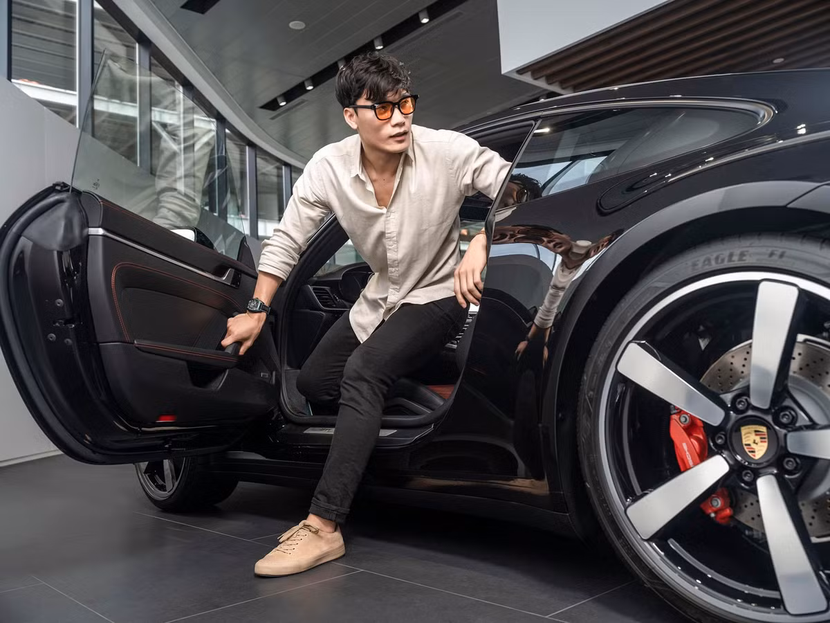 Xuất hiện trong trang phục năng động những bức ảnh xuất hiện bên trong siêu xe vài chục tỷ thu hút mọi ảnh nhìn, đặc biệt là phái nữ.