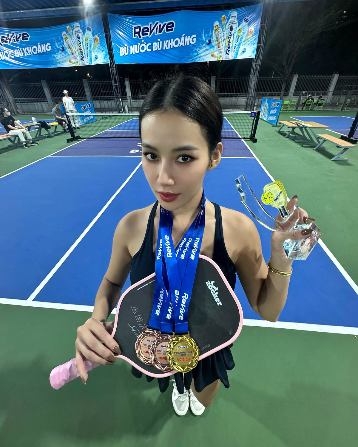 Milan Phạm "flex" thành tích khi chơi pickleball của mình.
