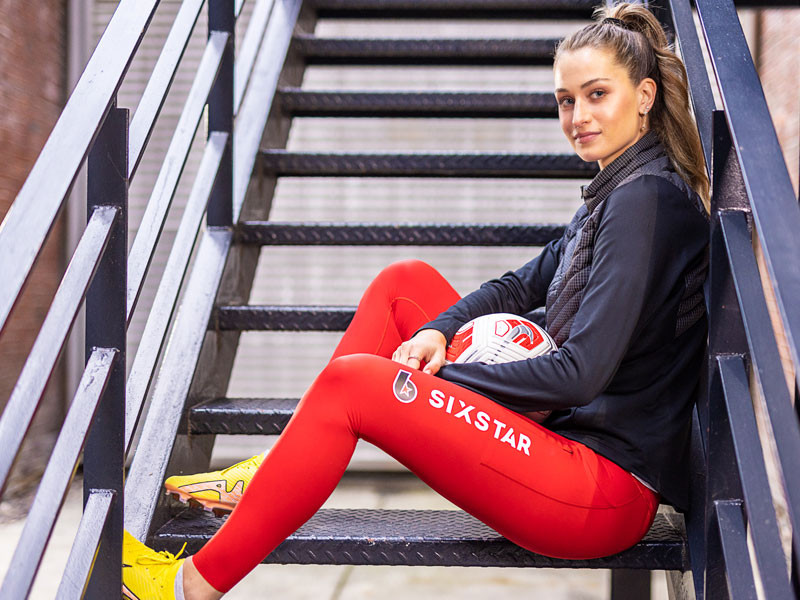 Nữ tiền đạo 21 tuổi từng có mối tình kéo dài gần 5 năm với cầu thủ Bayern Munich Alphonso Davies. Cả hai quen nhau khi cùng khoác áo CLB Vancouver Whitecaps trước khi chuyển đến châu Âu thi đấu.