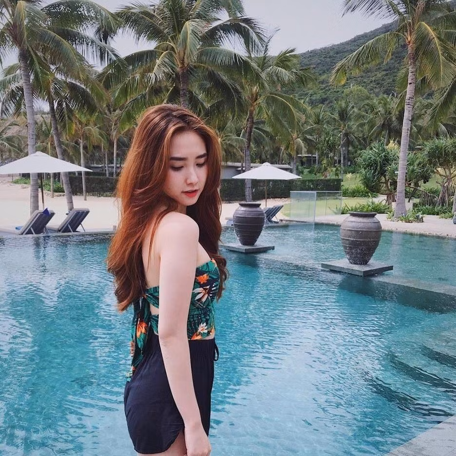 Được biết, đây không phải lần đầu tiên Thanh Mèo ra sân để cổ vũ đội tuyển quốc gia. Cô bạn là một người rất yêu thích bóng đá, luôn cố gắng sắp xếp thời gian để đi xem các cầu thủ Việt Nam thi đấu.