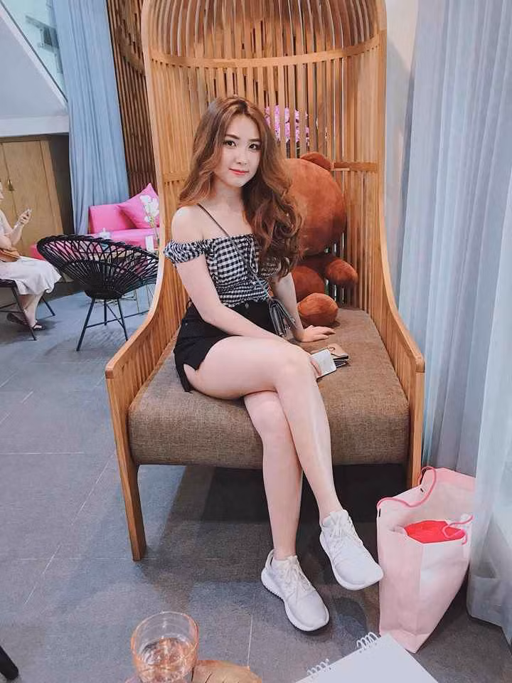 Không những vậy lần này Thanh Mèo cũng được mọi người yêu thích bởi không cần diện trang phục quá hở hang nhưng vẫn nổi bật, thu hút.