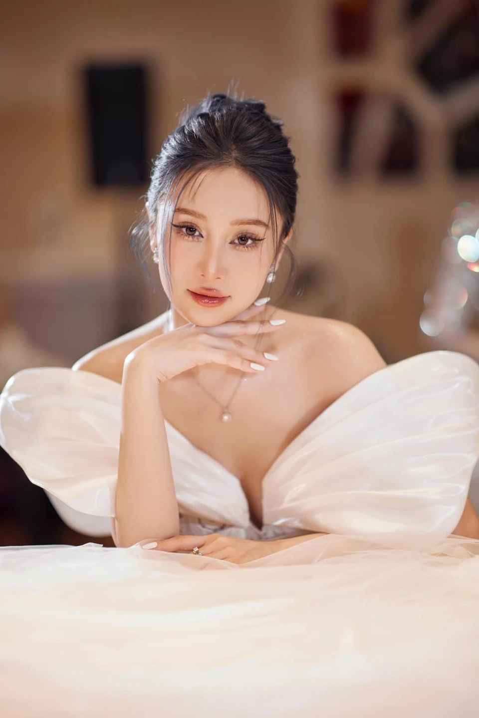 Theo Jun Vũ, kể từ khi vào nghề, cô liên tục vướng nghi vấn phẫu thuật thẩm mỹ. Tuy nhiên, nữ diễn viên cho biết cô chỉ thay đổi kiểu tóc, trang điểm hay phong cách để được công chúng nhớ đến hơn.