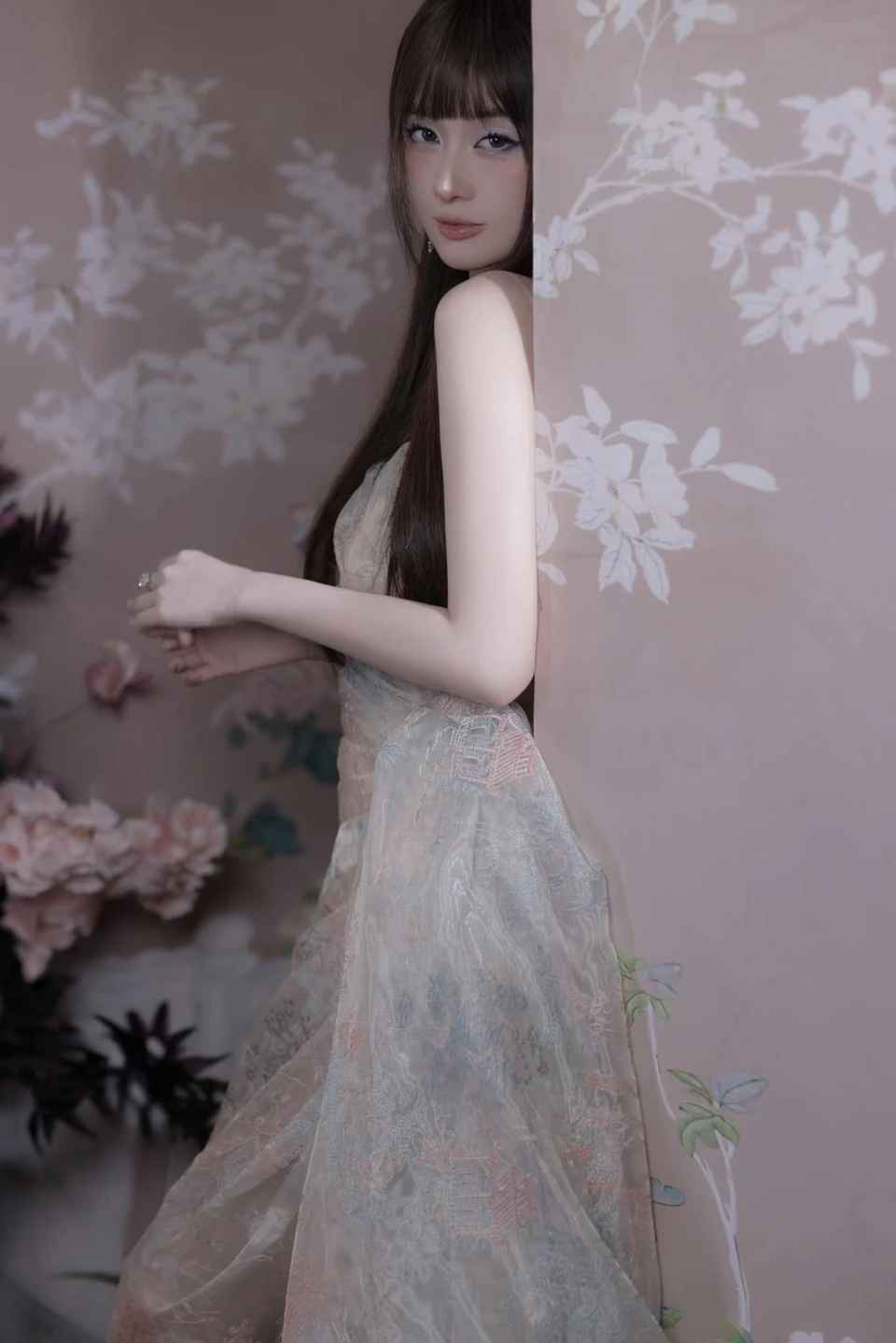 Mỗi lần xuất hiện một phong cách khác nhau, mọi người lại bình luận trông khác thế, phải cô ấy không, mới thẩm mỹ gì à hay hồi xưa trông có nét riêng hơn". Người đẹp 9X viết.