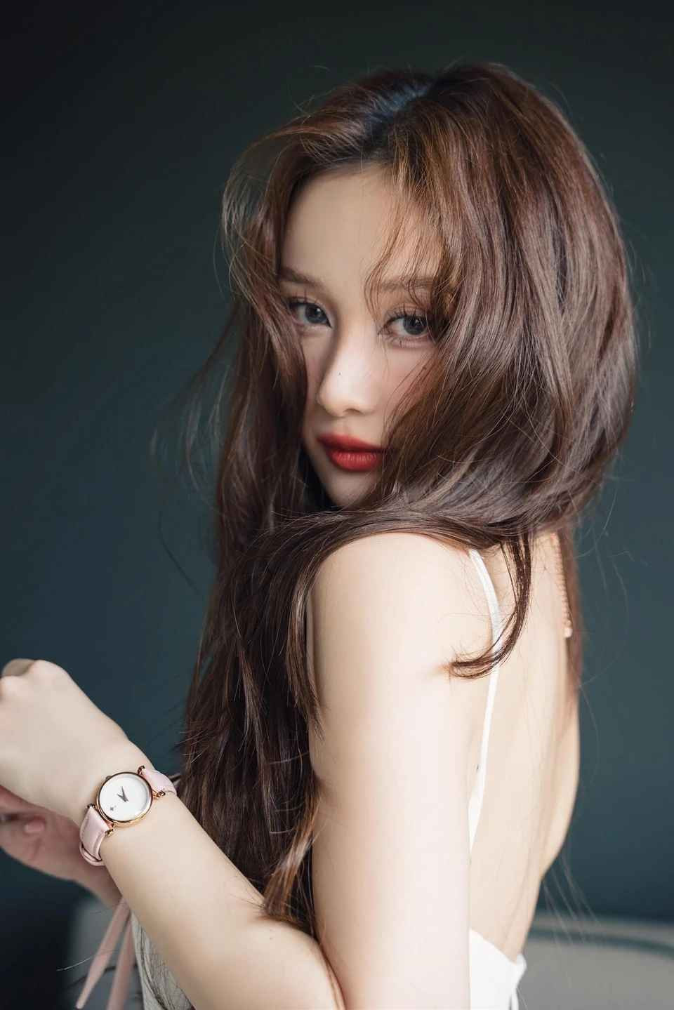 Gần đây, Jun Vũ lột xác và chuyển sang phong cách gợi cảm, trưởng thành hơn.