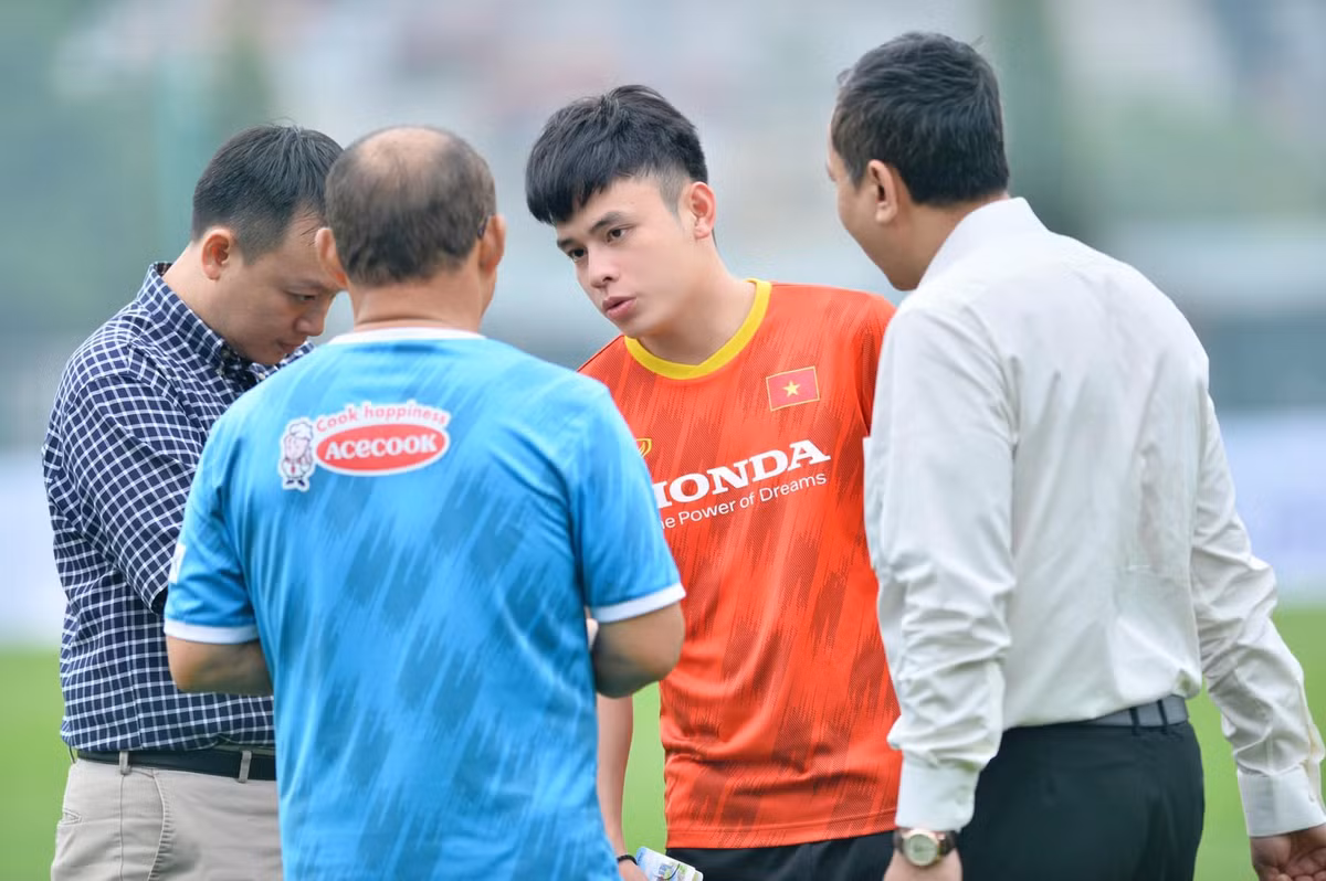 Theo đánh giá của các cầu thủ cũng như ê kíp của HLV Park Hang Seo, phiên dịch viên Vũ Anh Thắng là người trẻ trung, nhiệt huyết, hết mình với công việc.