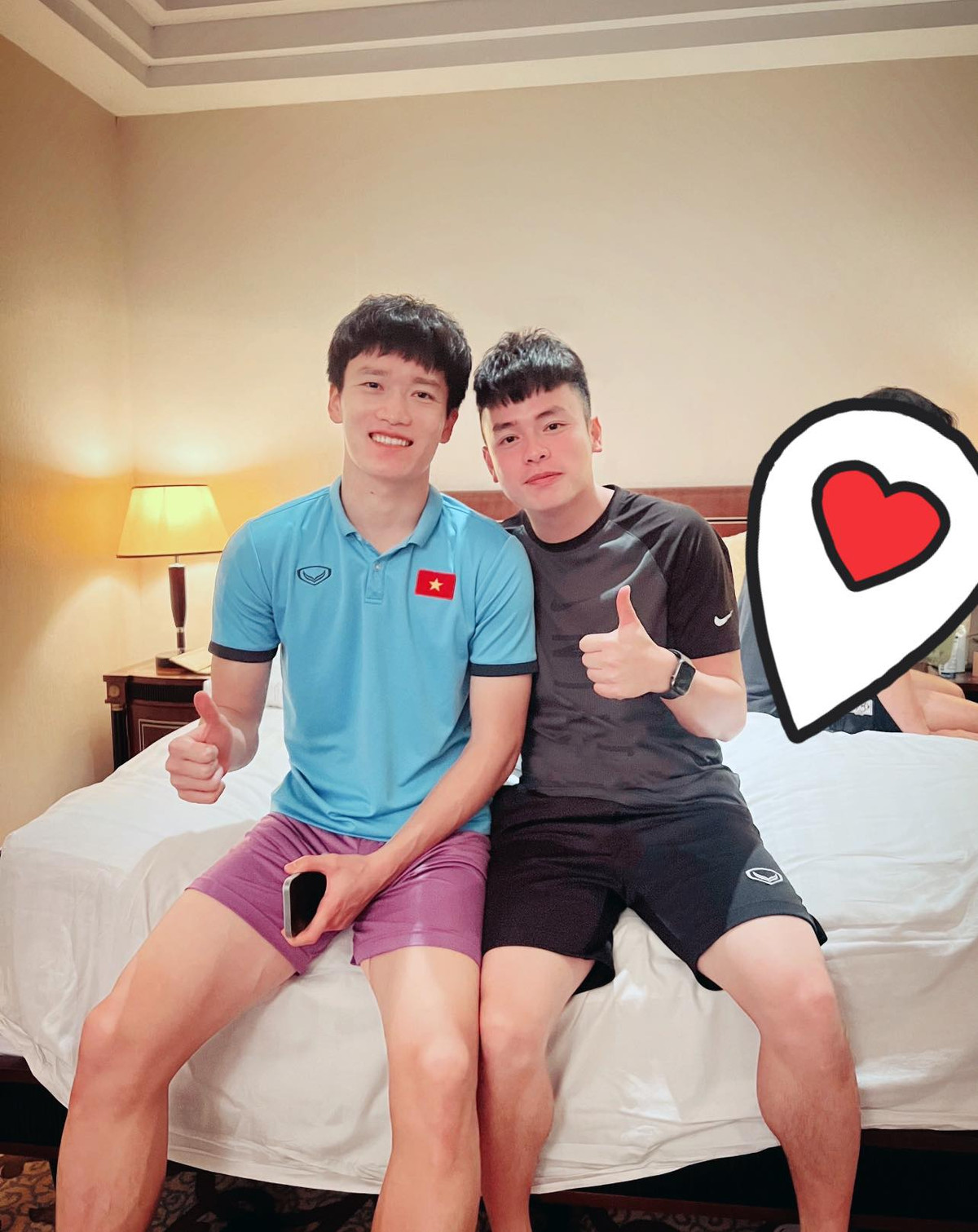 Với vai trò là "cầu nối" giúp truyền đạt thông tin giữa HLV Park Hang Seo và các trợ lý đến các cầu thủ nên Vũ Anh Thắng rất thân thiết với các thành viên đội bóng.