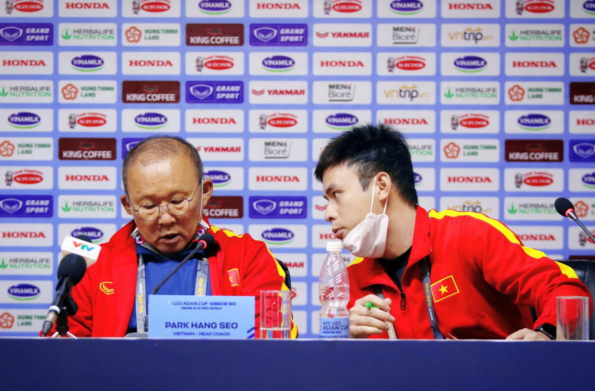 Điều đầu tiên khiến trợ lý ngôn ngữ của HLV Park Hang Seo với các cầu thủ U23 Việt Nam gây ấn tượng với nhiều người đó chính là bảng thành tích học tập và khả năng ngoại ngữ ấn tượng, thông thạo tiếng Hàn, Pháp, Anh.