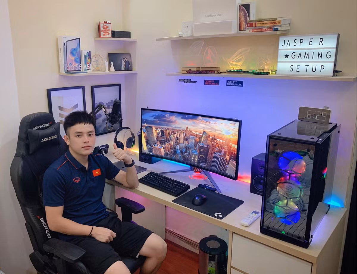 Từ khi đảm nhận vai trò mới, luôn đồng hành cũng HLV Park Hang-seo, trang cá nhân của Vũ Anh Thắng cũng thu hút lượng lớn người theo dõi. Hiện tại, anh có hơn 34.000 người theo dõi, được nhiều fan bóng đá tích cực tương tác.