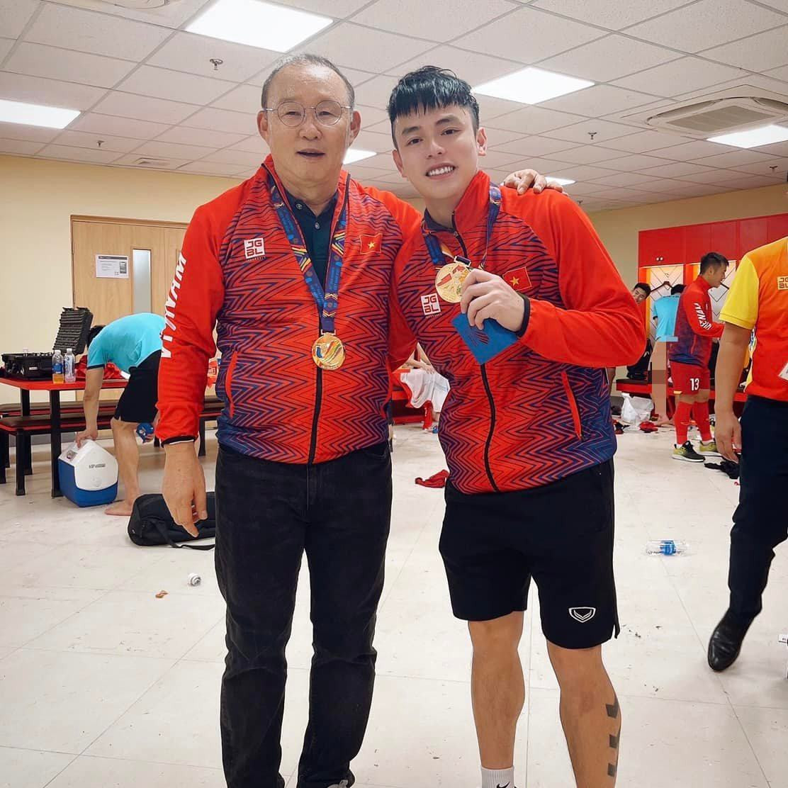 Sau chiến thắng lịch sử của tuyển U23 Việt Nam trước U23 Thái Lan tại SEA Games 31, rất đông người hâm mộ đã dành sự quan tâm cho Vũ Anh Thắng - trợ lý ngôn ngữ của HLV Park Hang Seo.