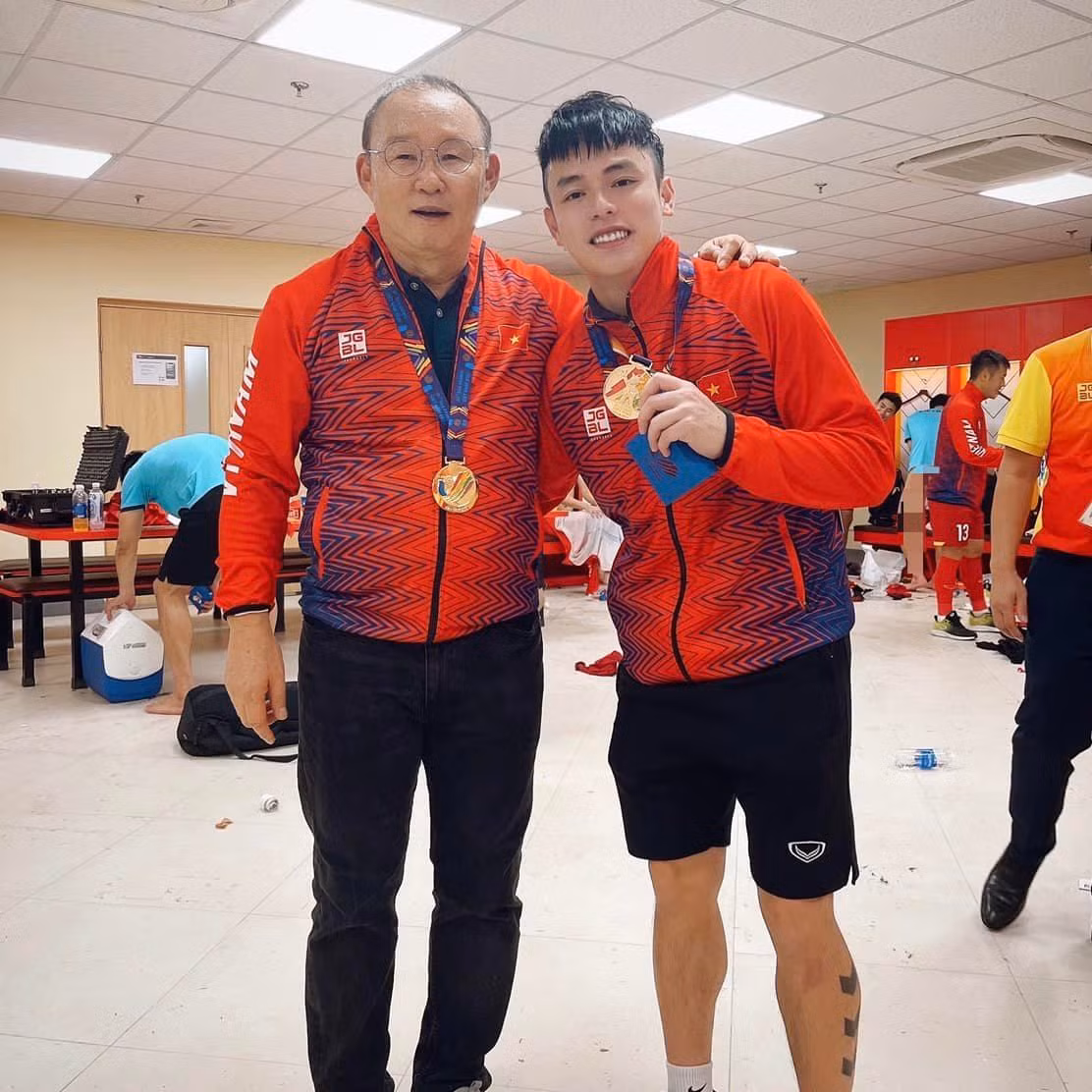 Sau chiến thắng lịch sử của tuyển U23 Việt Nam trước U23 Thái Lan tại SEA Games 31, rất đông người hâm mộ đã dành sự quan tâm cho Vũ Anh Thắng - trợ lý ngôn ngữ của HLV Park Hang Seo.