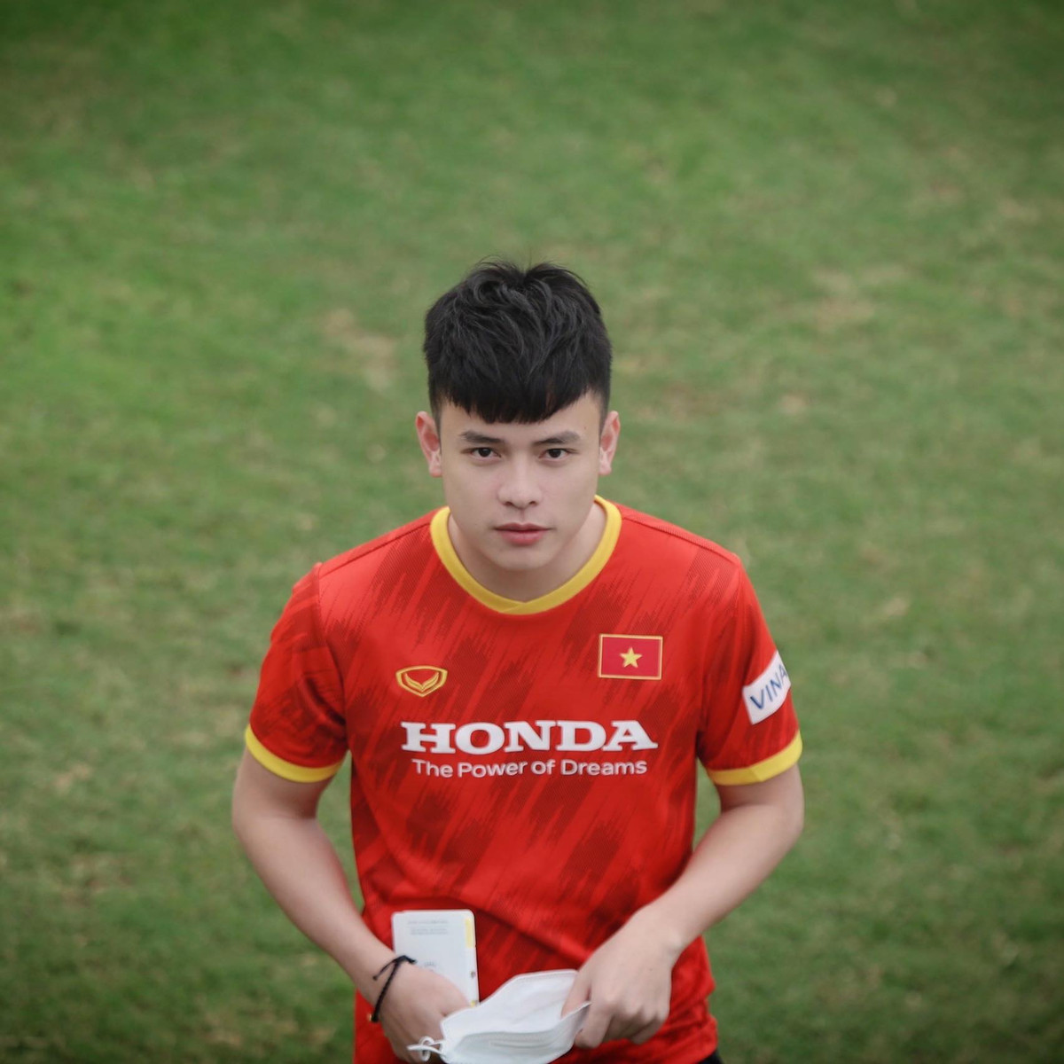 Anh chàng điển trai này cũng từng tốt nghiệp khoa Pháp thuộc Trường Đại học Hà Nội và là cử nhân Đại học Dongshin Hàn Quốc, chuyên ngành Junior TESOL.