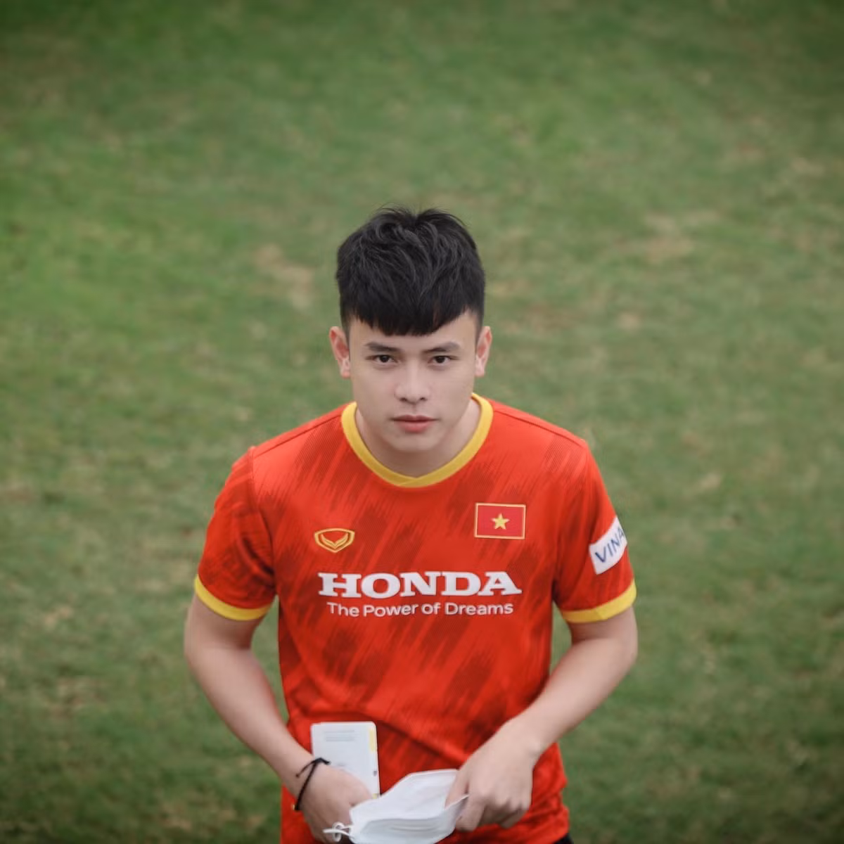 Anh chàng điển trai này cũng từng tốt nghiệp khoa Pháp thuộc Trường Đại học Hà Nội và là cử nhân Đại học Dongshin Hàn Quốc, chuyên ngành Junior TESOL.