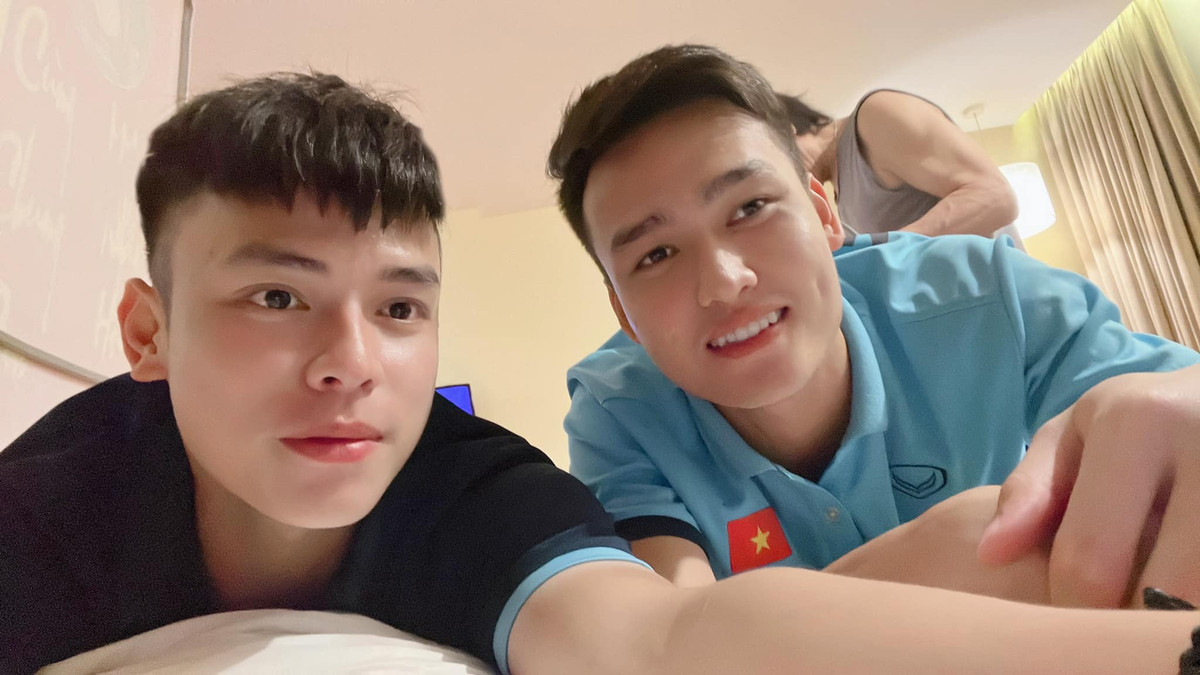 Vũ Anh Thắng đảm nhận vai trò trợ lý ngôn ngữ cho vị chiến lược gia người Hàn Quốc từ cuối năm 2019, thay thế vị trí của trợ lý Lê Huy Khoa.