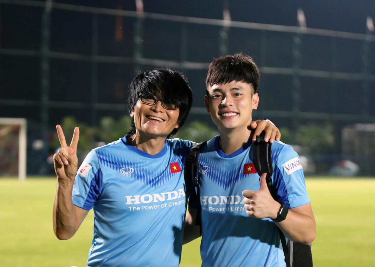 Trên trang cá nhân, chàng phiên dịch viên tuổi 30 của U23 Việt Nam thường xuyên đăng ảnh chụp chung với các cầu thủ như Quang Hải, Hoàng Đức, Bùi Tiến Dũng...