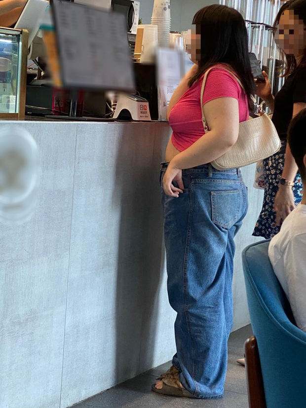 Tuy nhiên, điều cô nàng không thể ngờ được rằng trong một lần đi cafe và tranh thủ selfie một chút rồi chia sẻ lên trang cá nhân thì ở xung quanh, nhiều người đã nhận ra hot girl và chụp lại ảnh hậu trường để đăng dưới phần bình luận.