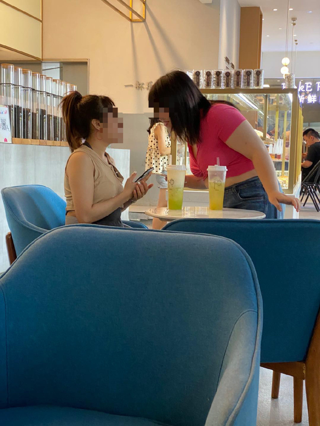 Thực tế, ngoài đời thực hot girl mạng có thân hình khá mũm mĩm và khuôn mặt cũng không được xinh xắn, đáng yêu.