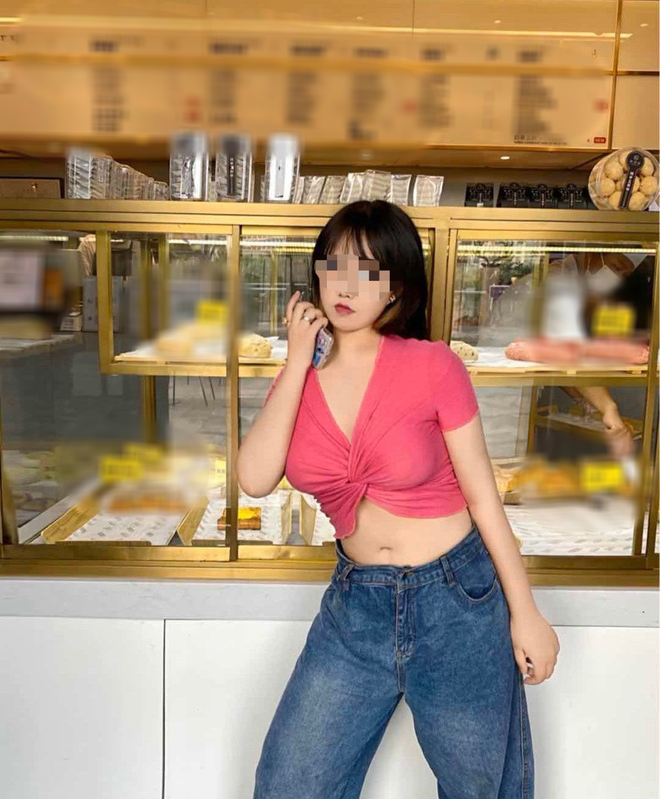 Mới đây, một cô nàng được gọi là hot girl mạng xã hội gây chú ý khi thường xuyên chia sẻ những bức ảnh cho thấy thân hình thon thả, nuột nà, khuôn mặt xinh xắn, đáng yêu. Nhìn ảnh của gái xinh này nhiều người còn mạnh dạn phong "đẹp như nữ thần".