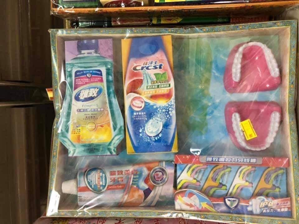 Tuy nhiên, nhiều người cũng để lại ý kiến cho rằng việc đốt vàng mã là điều lãng phí và không bảo vệ môi trường.