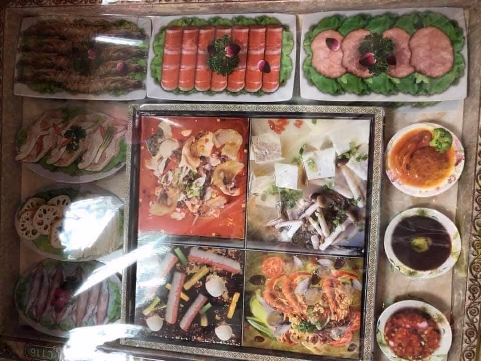 Ngoài những mẫu mã cơ bản như quần áo, tiền vàng thì giờ đây các cơ sở sản xuất vàng mã còn sáng tạo ra vô vàn mặt hàng đa dạng trong đợt rằm tháng 7 năm nay.