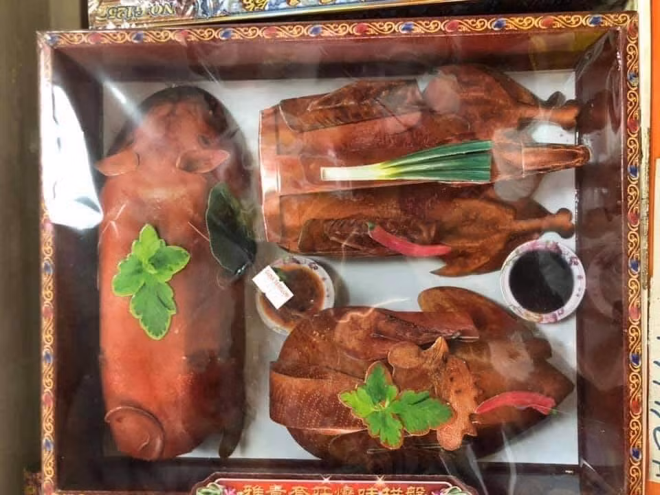 Tất cả mọi mặt hàng này đều được làm vô cùng công phu, tỉ mỉ khiến người ta còn tưởng thật vì quá giống.