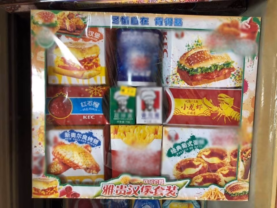 Ví dụ như combo trà sữa cũng được in ấn, thiết kế không khác gì món thật, từ trân châu đường đen, chè khoai dẻo, cà phê sữa đá đều được gói gọn trong một chiếc hộp cực kì đẹp mắt. Hay ai muốn cũng có thể mua cả... bào ngư, vi cá, nhân sâm để cúng trong đợt rằm tháng 7.