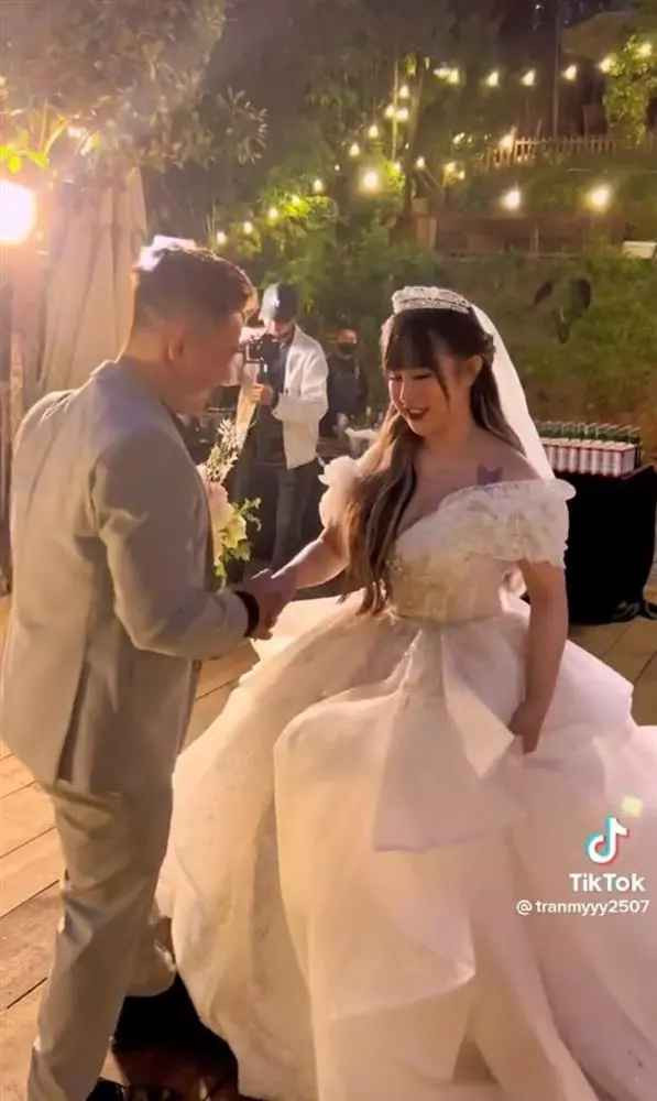 Nguyên do là bởi My sử dụng ảnh của Trang mà không xin phép. Sau đó, cô đã đến cửa hàng Trang Nemo để xin lỗi. Tại đây, đôi bên xảy ra xô xát. Vụ lùm xùm ấy gây tranh cãi suốt một thời gian dài.