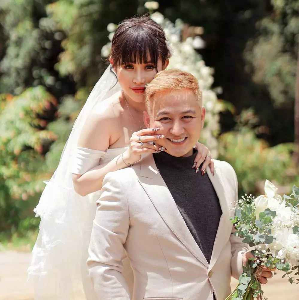 Thêm một số khoảnh khắc khác của Trần My và bạn đời.