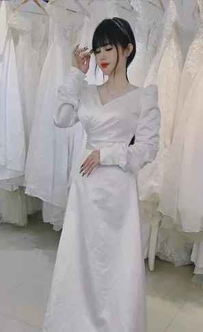 Ở bức hình khác, My Trần lại có vòng eo thon gọn và gương mặt chuẩn v-line. Nhưng xét về tổng thể, 9X nhìn rất cuốn hút.