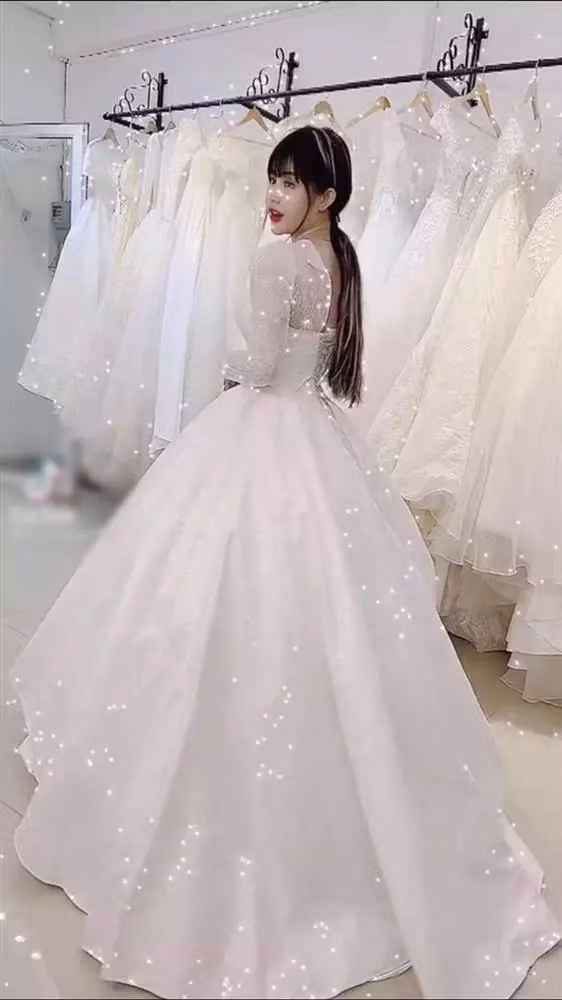 My Trần khoe ảnh váy cưới bồng bềnh.