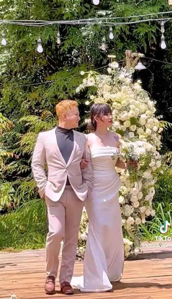 Trần My và bạn đời liên tục trao nhau những cử chỉ thân mật trong ngày trọng đại.