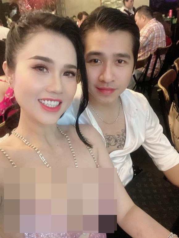 Ông xã Ngọc Bích - Tiêu Quang khá thoải mái, vui vẻ khi chụp ảnh cùng vợ.