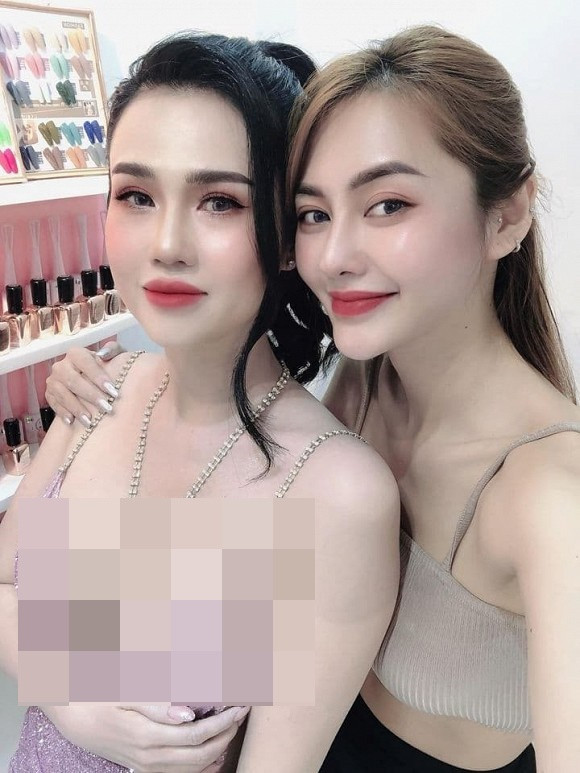 Trước đó, chị gái Ngọc Trinh tổ chức một mini game nhỏ với câu hỏi: Ai đoán trúng số đo vòng eo của mình sẽ có quà.