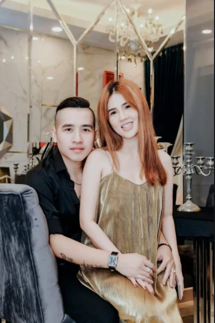 Ngọc Trinh và chị gái Ngọc Bích rất thân thiết. Khi em gái gặp thị phi, người chị cũng thường lên tiếng bênh vực.