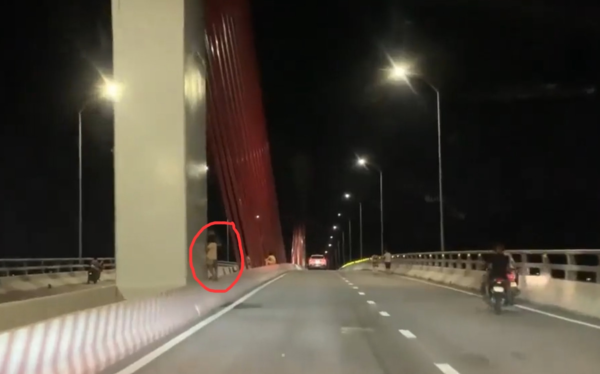 Theo clip do camera hành trình của xe ô tô ghi lại, trong khi tài xế đang di chuyển lên cầu vào buổi tối, bất ngờ một bé gái đang đu bám vào trụ dây văng bỗng nhiên tuột tay ngã nhào xuống đường ngay trước đầu xe.