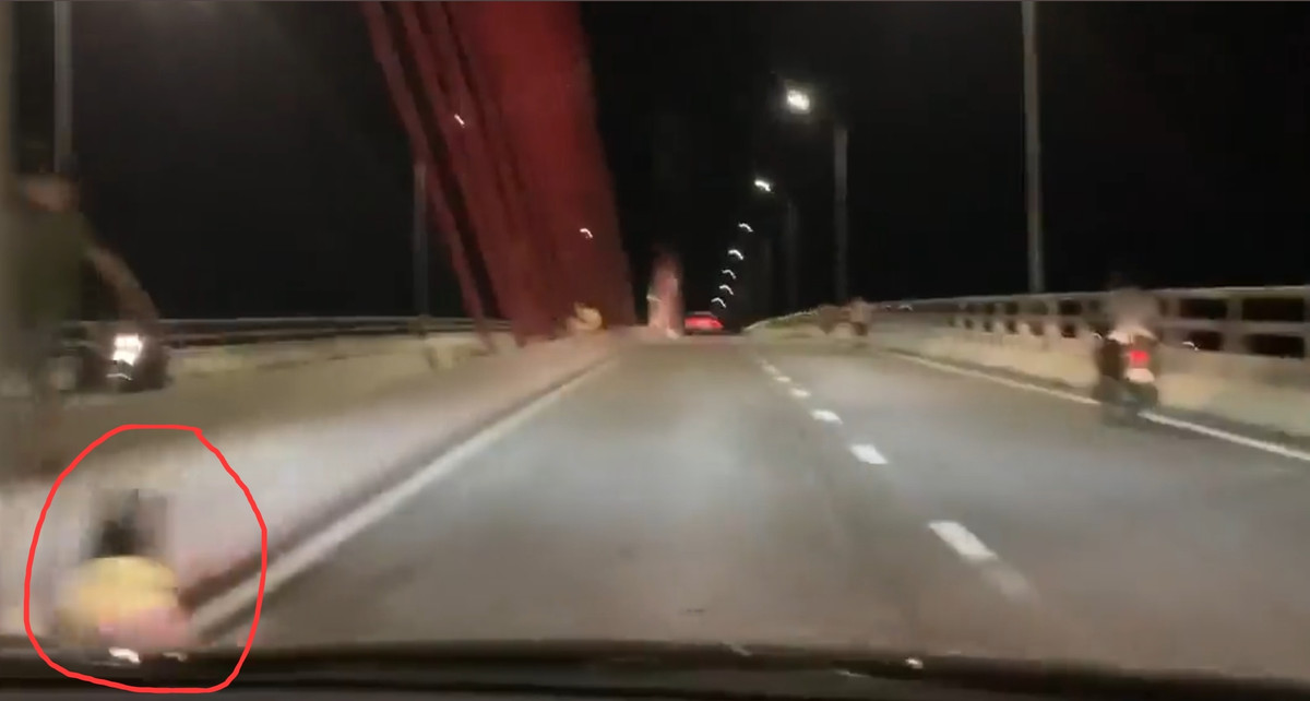 May mắn tài xế di chuyển chậm nên kịp thời đánh lái, tránh được một tai nạn thương tâm. Tuy nhiên, tình huống này cũng khiến tài xế không khỏi "đứng tim".