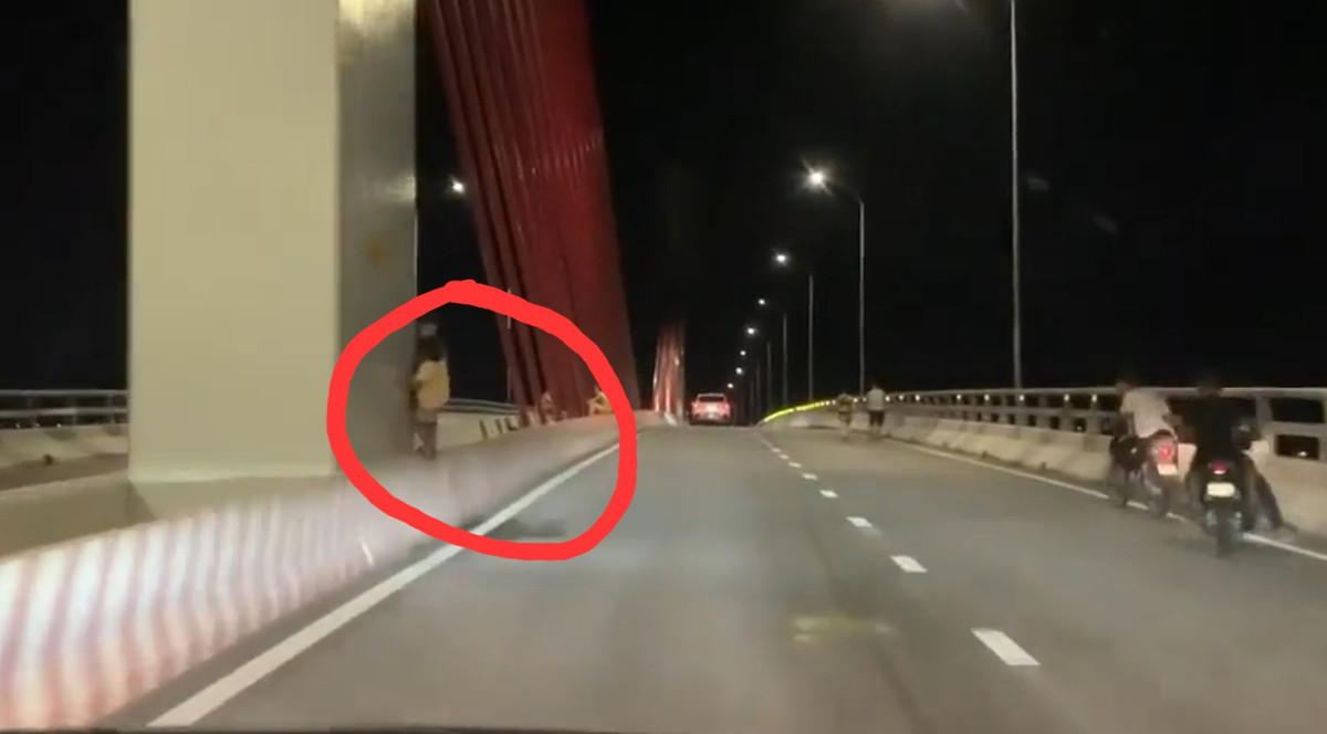 Đáng chú ý, đoạn clip cũng cho thấy, lúc này có rất nhiều người dân đang ngồi hóng mát trên thành giữa cầu, bất chấp nguy hiểm từ phương tiện di chuyển qua lại.