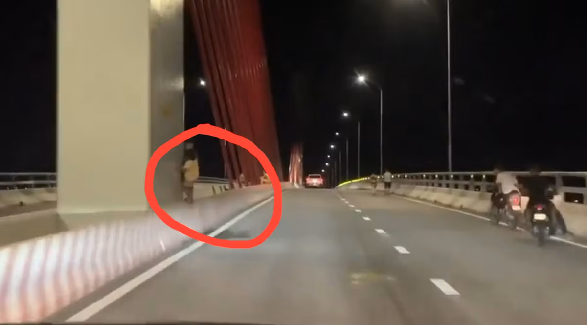 Đáng chú ý, đoạn clip cũng cho thấy, lúc này có rất nhiều người dân đang ngồi hóng mát trên thành giữa cầu, bất chấp nguy hiểm từ phương tiện di chuyển qua lại.