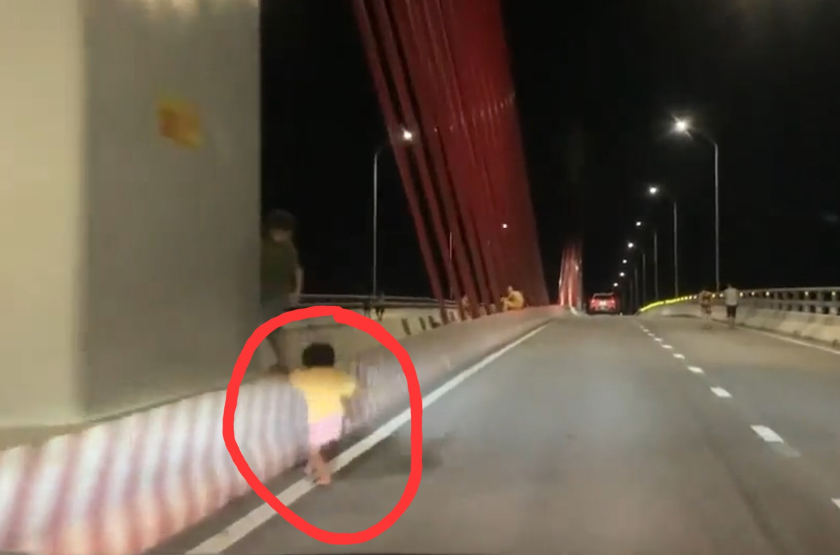 Đây không phải trường hợp đầu tiên xảy ra trên cầu Cửa Hội, bởi đã có nhiều tài xế điều khiển xe ô tô đi qua đây gặp tình huống nguy hiểm tương tự.