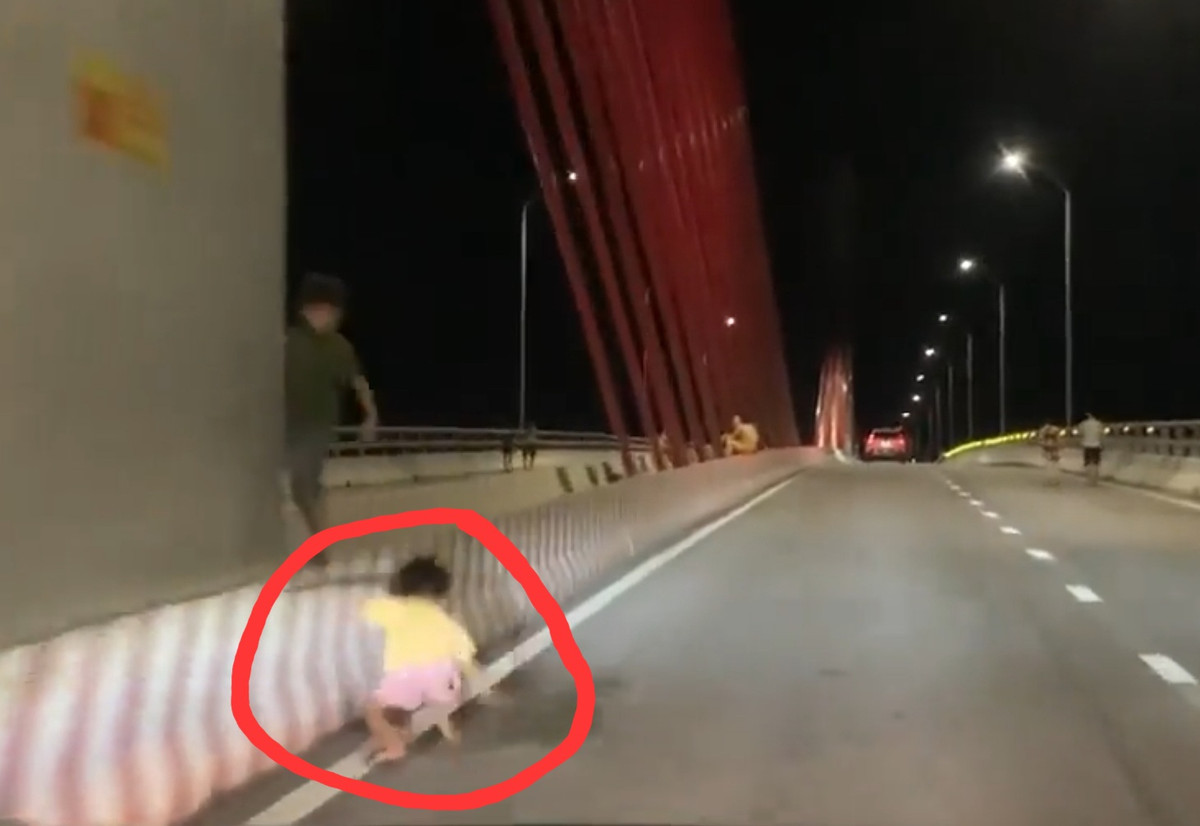 Cảnh tượng bé gái ngã trên thành cầu Cửa Hội ngay trước mũi xe ô tô.
