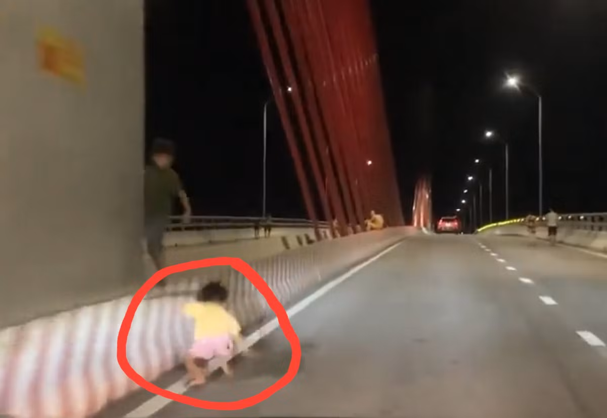 Cảnh tượng bé gái ngã trên thành cầu Cửa Hội ngay trước mũi xe ô tô.