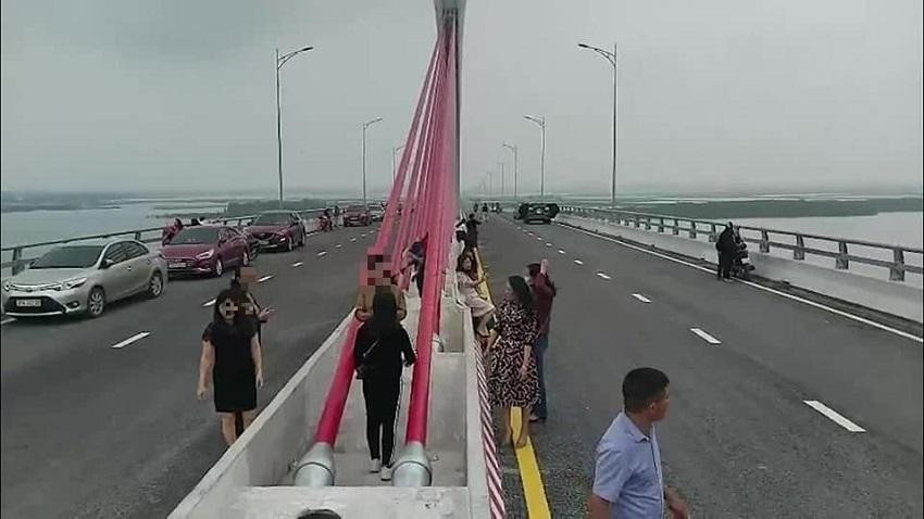 Không những thế, nhóm người này còn có 3 chiếc ô tô gồm 1 xe khách và 2 xe ô tô con đỗ chiếm cả 2 làn đường. Rất may tài xế phát hiện và phanh xe kịp thời nên không xảy ra tai nạn.