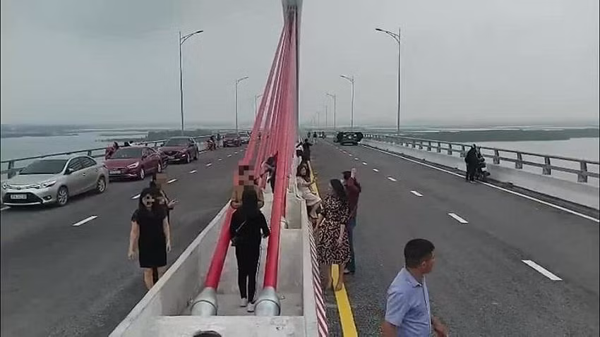 Không những thế, nhóm người này còn có 3 chiếc ô tô gồm 1 xe khách và 2 xe ô tô con đỗ chiếm cả 2 làn đường. Rất may tài xế phát hiện và phanh xe kịp thời nên không xảy ra tai nạn.