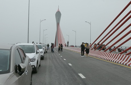 Hàng dài người dân dừng xe trên cầu Cửa Hội để check-in.