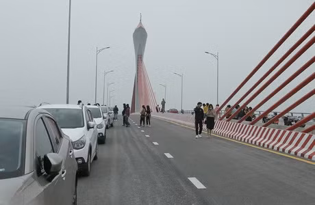 Hàng dài người dân dừng xe trên cầu Cửa Hội để check-in.