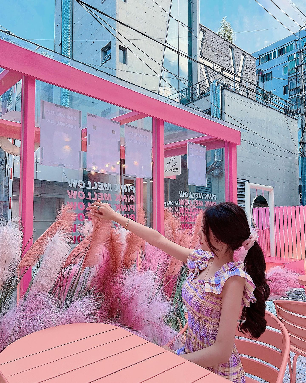 Sau cú va chạm mạnh, nữ DJ còn lái xe thêm một đoạn rồi mới dừng lại. Trong clip do một nhân chứng ghi lại hiện trường, Yesong bình thản ôm ấp cún cưng, không hợp tác với cảnh sát sau vụ tai nạn.