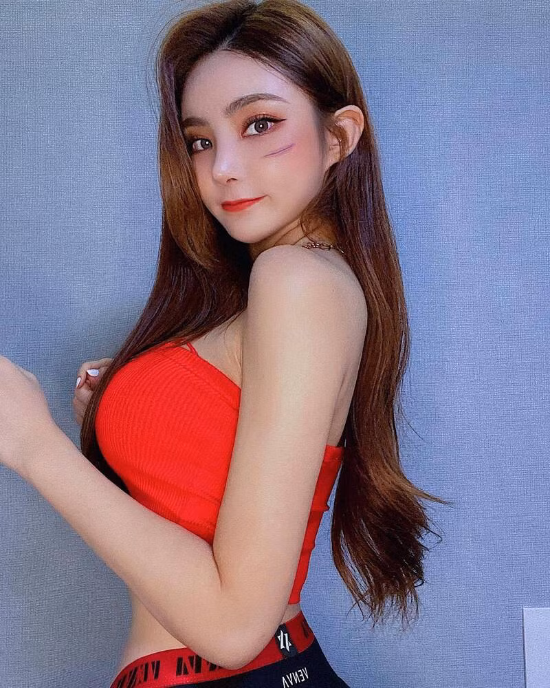 Vụ việc nghiêm trọng hơn khi DJ Yesong bị phát hiện bịa ra câu chuyện đã mất cha để thanh minh với người hâm mộ sau vụ tai nạn. Truyền thông và dư luận Hàn Quốc rất bức xúc trước hành động của nữ DJ 24 tuổi và yêu cầu cô bị xử phạt nghiêm khắc.